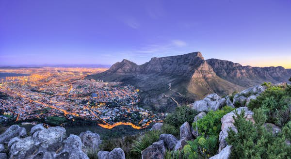 cape town table mountain local shutterstockRF 165749363c a1a35533e241.jpg